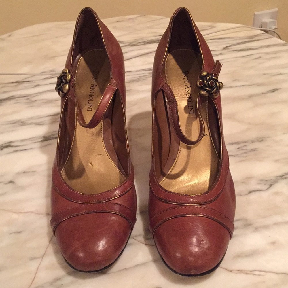 Enzo Angionili; light brown heels with brooch